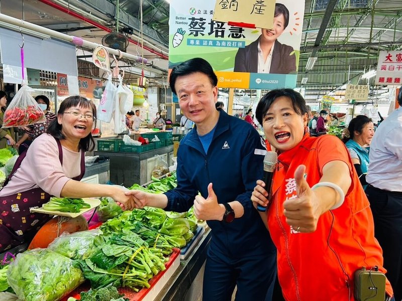 尋求連任的民進黨立委參選人蔡培慧（前右）10日與無黨籍桃園市議員于北辰（前中）前往南投市中興新村第三市場拜票，開心與攤商合影。（蔡培慧團隊提供）中央社記者蕭博陽南投縣傳真  112年12月10日