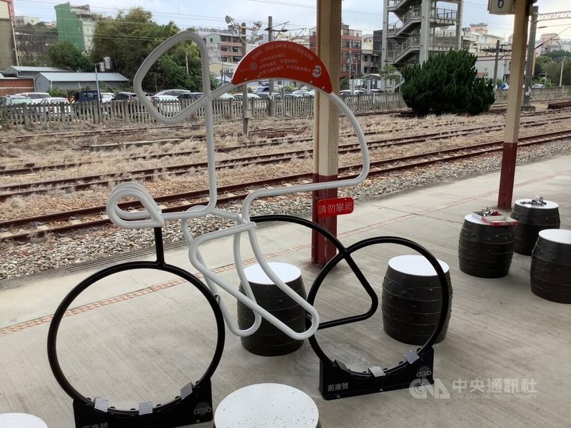 台中市大甲火車站獲贈造型候車椅，「前進號」強調台灣作為世界自行車供應大國，大甲自行車產業的重要性，象徵產業鏈的發展和經濟持續前進。中央社記者趙麗妍攝  112年12月10日