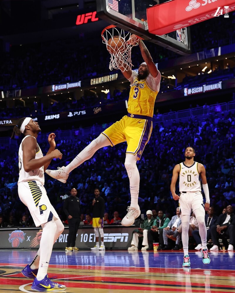 美國職籃NBA季中錦標賽冠軍戰湖人球星戴維斯（黃衣）10日繳出41分、20籃板、5助攻、4阻攻的神獸數據。（圖取自twitter.com/Lakers）