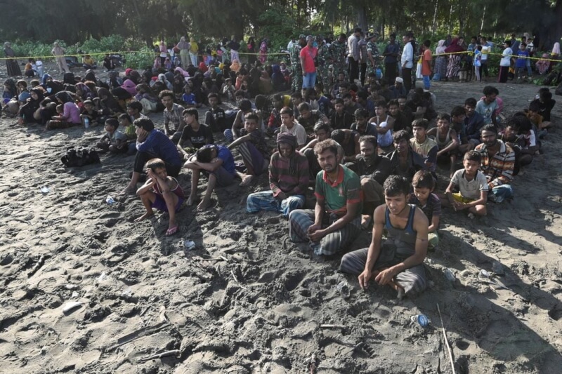 圖為抵達亞齊省畢迪的洛興雅穆斯林在沙灘上休息。（路透社）