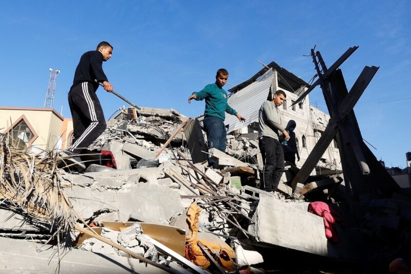 圖為10日巴勒斯坦人在加薩走廊南部甘尤尼斯檢查以色列襲擊房屋的受損情況。（路透社）