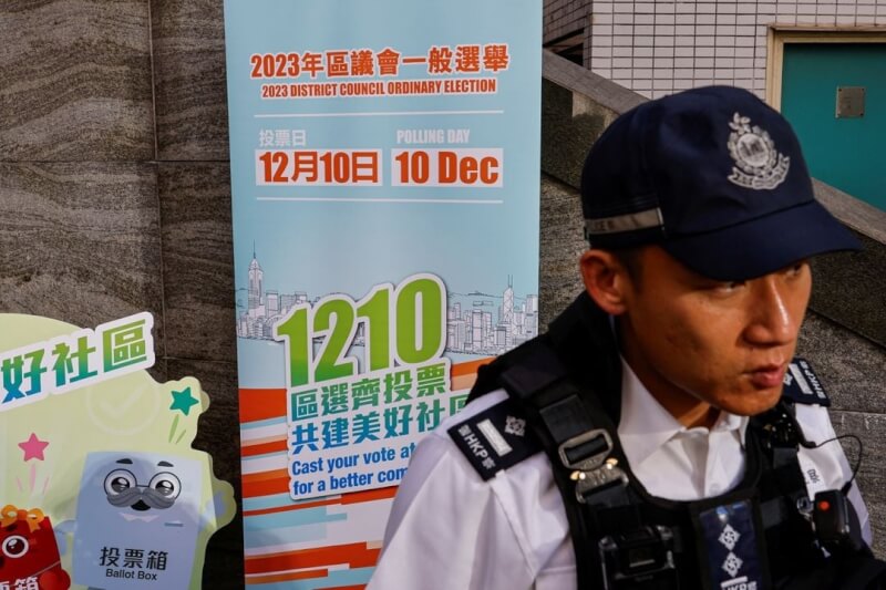 圖為香港警方在區議會選舉投票所前駐守。（路透社）