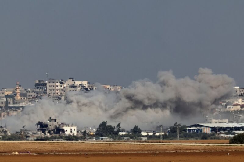 圖為9日以色列與哈瑪斯衝突持續，加薩上空升起濃煙。（路透社）