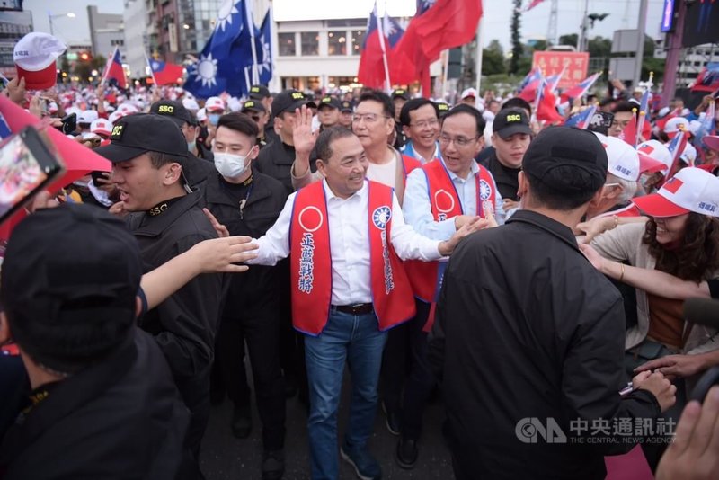 國民黨總統、副總統參選人侯友宜（中前）、趙少康（中後）與花蓮縣立委參選人傅崐萁聯合競選總部成立大會10日下午舉行，侯友宜與趙少康大進場時受到熱情民眾夾道歡迎，花了近半小時才走上台。中央社記者李先鳳攝  112年12月10日