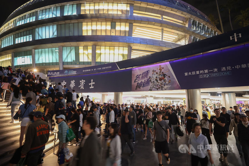 2023亞洲棒球錦標賽10日晚間由台灣與日本在台北大巨蛋爭冠，吸引逾2萬名球迷進場關注。圖為比賽結束後，球迷陸續步出球場。中央社記者張新偉攝 112年12月10日