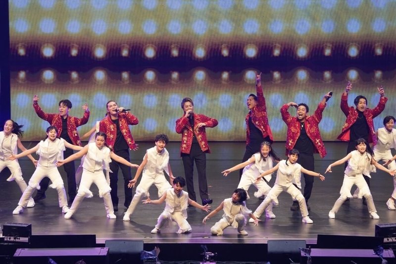 放浪兄弟（EXILE）6名成員（紅衣）9日晚上首度在台北流行音樂中心開唱，演唱超過20首歌與粉絲同歡。（寬魚國際、LDH提供）中央社記者王心妤傳真  112年12月10日