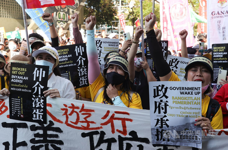 台灣移工聯盟10日下午在台北舉辦「2023移工大遊行」,參與者從直接聘僱聯合服務中心出發,沿途高呼 「政府承擔、仲介滾蛋」等口號,一路步行至勞動部前表達訴求。中央社記者謝佳璋攝 112年12月10日