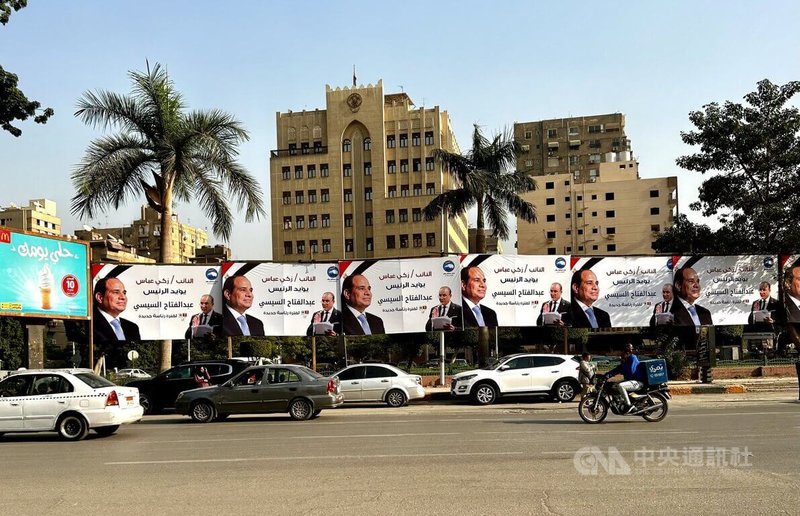 從11月8日展開的埃及總統大選競選宣傳活動中，開羅市區、郊區街道和建物外牆上，到處密集設置1號候選人，即現任總統塞西的各式宣傳布條、橫幅以及廣告招牌。中央社記者施婉清開羅攝  112年12月10日