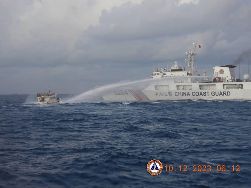 菲律賓海岸防衛隊表示，菲律賓船10日在南海執行補給任務時被中國海警船「撞擊」，中方發射高壓水柱，造成另一艘菲律賓船隻引擎嚴重受損。（圖取自twitter.com/jaytaryela）