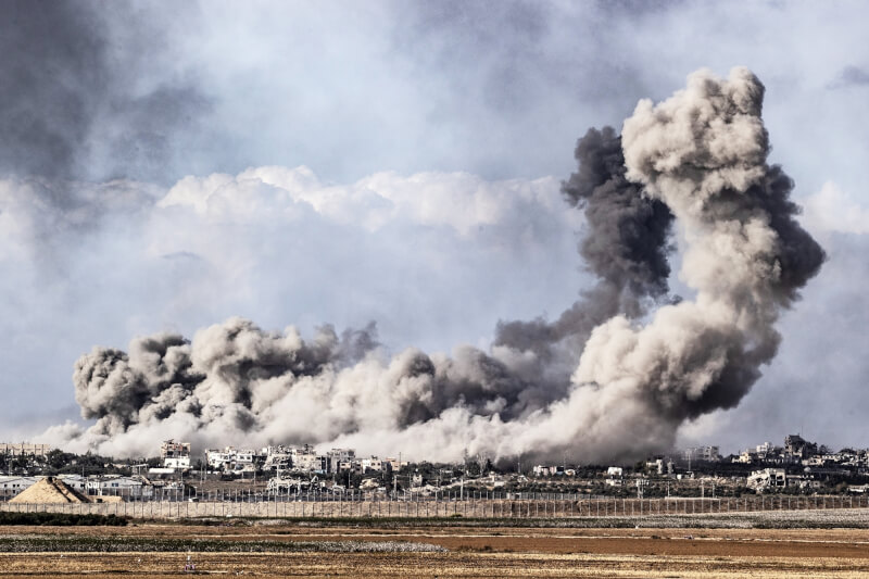 9日加薩遭以色列砲擊後，冒出濃濃白煙。（安納杜魯新聞社）