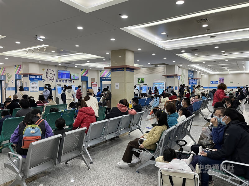 圖為11月28日上海復旦大學附屬兒科醫院發燒急診候診大廳滿是求診民眾。（中央社檔案照片）