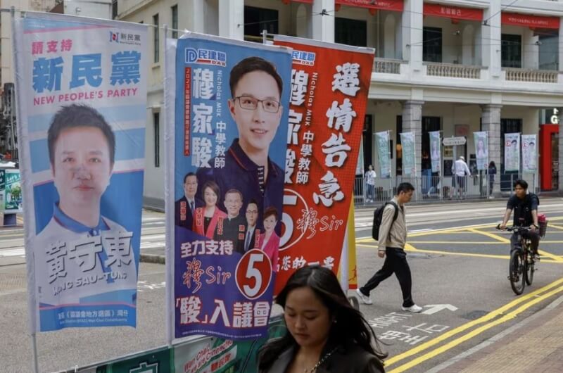 香港10日舉行改革後首場區議會選舉，街頭可見競選旗幟。（路透社）