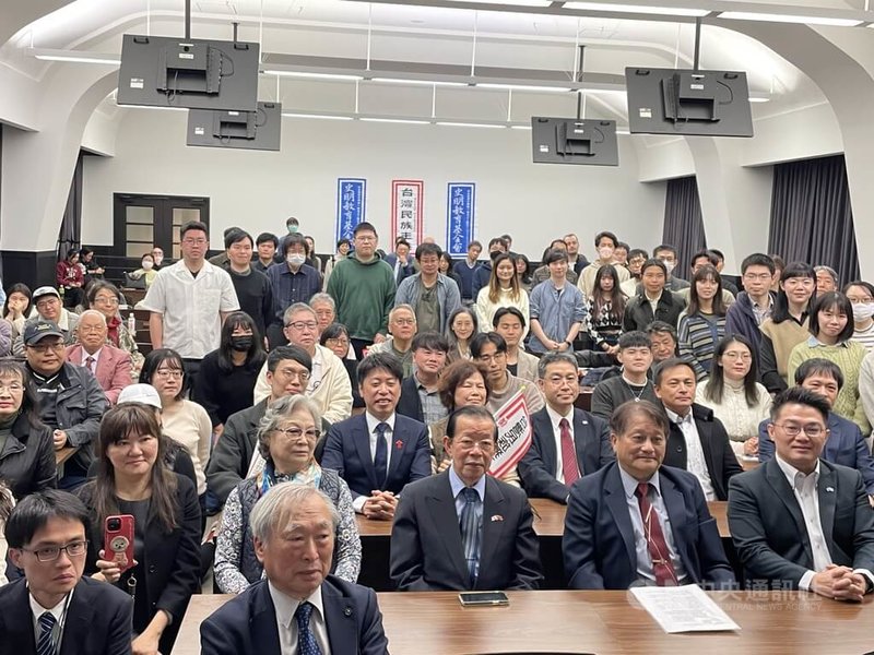 台獨運動先驅史明的東京故居近日修復完畢，10日在他的母校早稻田大學舉辦「東京新珍味史明紀念館開館講演會」，駐日代表謝長廷（第2排中）等人與會。中央社記者戴雅真東京攝  112年12月11日