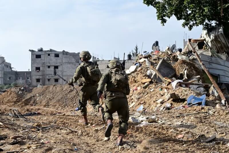 圖為以色列士兵8日在加薩執行任務。（路透社）