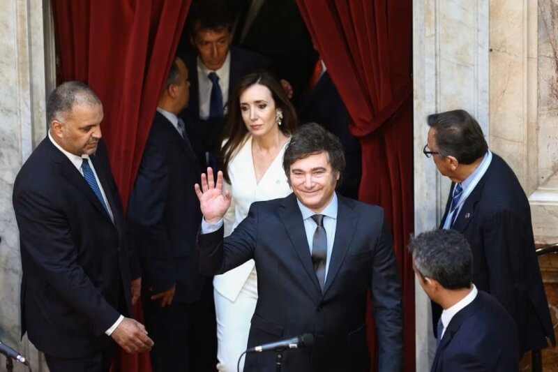 阿根廷新任總統米雷伊（前）10日在布宜諾斯艾利斯參加就職典禮。（路透社）