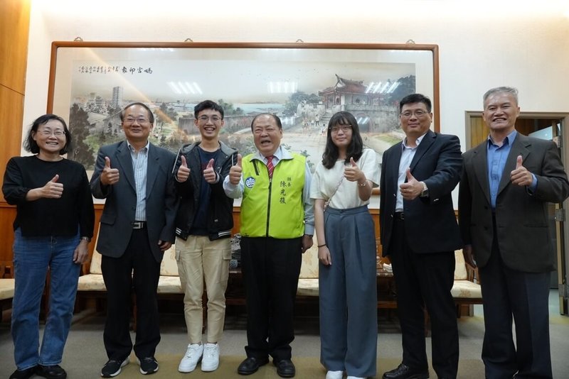 澎湖科技大學校長黃有評(左2)11日率學生代表前往拜會縣長陳光復(中),當面感謝縣府將澎科大學生納入助學金和交通圖書券補貼範圍。(澎湖縣政府提供) 中央社 112年12月11日