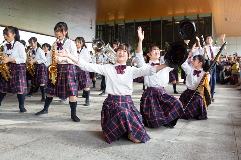 有「橘色惡魔」之稱的日本京都橘高校吹奏樂部10日在高雄時代大道演出，11日上午又在入住的高雄承億酒店戶外廣場進行快閃表演。（高雄承億酒店提供）中央社記者蔡孟妤傳真 112年12月11日