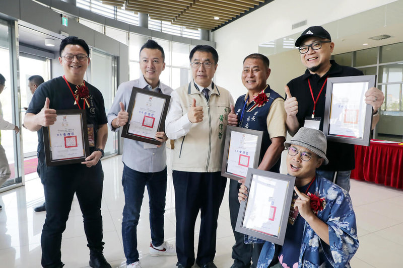 台南市在經濟部舉辦的全國市集名攤評核獲佳績，市府11日在新吉工業區服務中心舉行頒獎典禮，由市長黃偉哲（前左3）頒獎給獲獎市集及攤商。（台南市政府提供）中央社記者楊思瑞台南傳真  112年12月11日