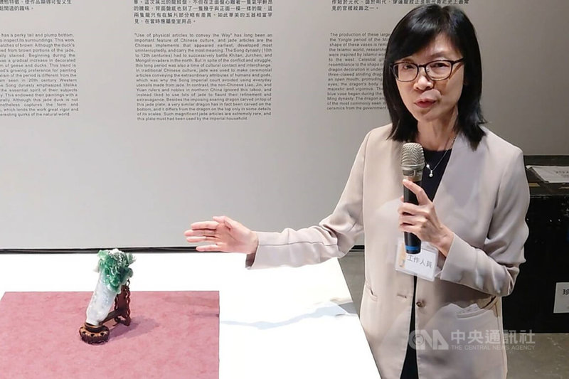 國立故宮博物院15件國寶將於16日起在台南市美術館展出,故宮副院長余佩瑾(圖)11日在南美館舉行的文物開箱見面會介紹展出的文物翠玉白菜。中央社記者楊思瑞攝 112年12月11日