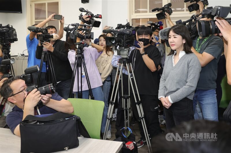 民進黨立法院黨團11日舉行「中國介選滲透KMT？」記者會，國民黨立委謝衣鳯（右）衝到民進黨團記者會現場，引發關注。中央社記者謝佳璋攝　112年12月11日