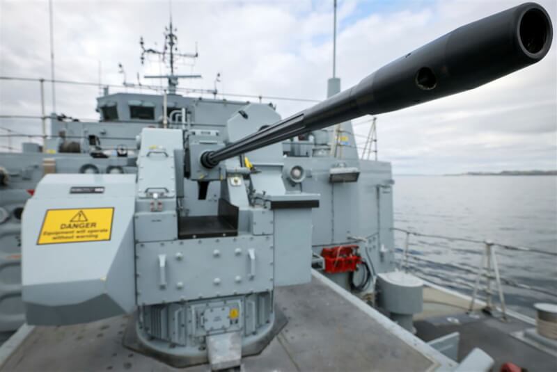 英國防相夏普斯11日將宣布移轉兩艘「桑頓級」獵雷艦予烏克蘭海軍。去年7月，時任烏克蘭副防長曾訪英登上英國海軍其中一艘「桑頓級」獵雷艦，視察烏方人員受訓情形。（英國國防部提供）中央社記者陳韻聿倫敦傳真 112年12月11日