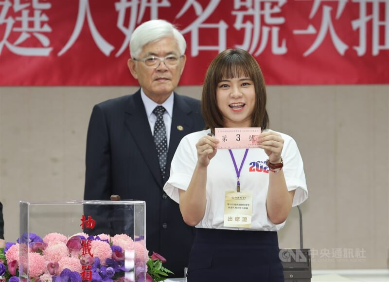 中央選舉委員會11日上午舉行第16任總統、副總統參選人號次抽籤，「侯康配」由國民黨總統參選人侯友宜競選辦公室發言人李利貞（右）代表抽籤，抽中3號。中央社記者裴禛攝 112年12月11日