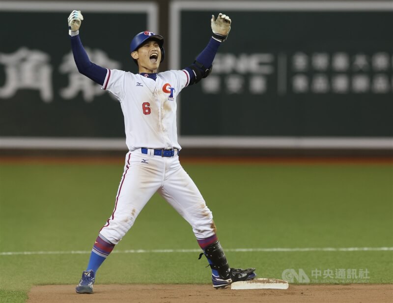 2023亞洲棒球錦標賽9日晚間超級循環賽由台灣隊與菲律賓隊交手,台灣打者林承飛6局下半敲出二壘安打,上壘後開心向休息區隊友振臂吶喊。中央社記者張新偉攝 112年12月9日