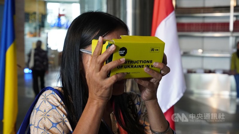 印尼記者在「近距離窺戰」活動上使用VR裝置，感受烏克蘭城市遭俄軍轟炸後的景象，宛如身處戰區。中央社記者李宗憲雅加達攝  112年12月11日