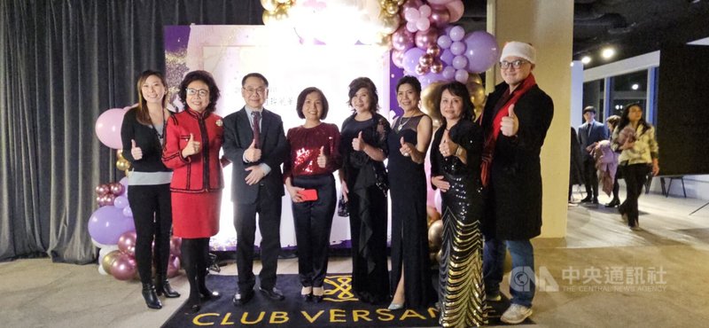 世界華人工商婦女企管協會溫哥華分會會長陳品方（右4）感謝駐溫哥華辦事處處長劉立欣（左4）和加拿大多位省議員、市議員9日到場支持慈善晚宴，表示眾人齊力，讓台灣力量更璀璨發光。中央社記者程愛芬溫哥華攝  112年12月11日