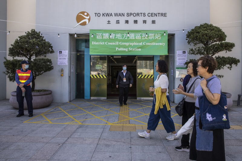 香港新一屆區議會選舉10日登場，民眾走過投票站。（法新社）