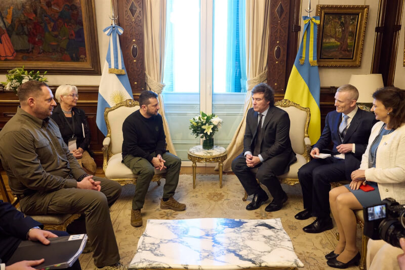 烏克蘭總統澤倫斯基（後左）訪阿根廷，10日與新任總統米雷伊（後右）會談。（圖取自twitter.com/ZelenskyyUa）