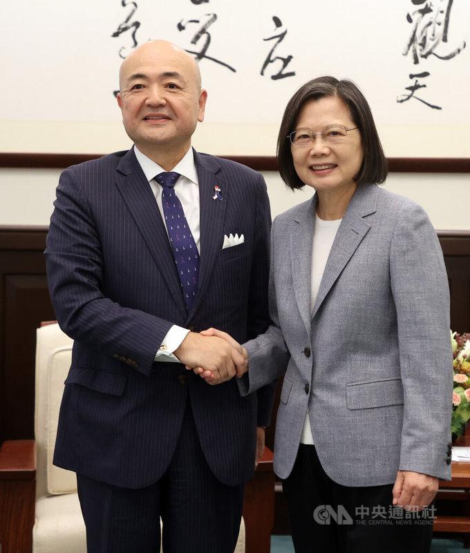 總統蔡英文（右）11日在總統府接見日本台灣交流協會台北事務所新任代表片山和之（左），兩人握手致意。中央社記者鄭傑文攝 112年12月11日