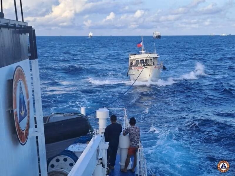 一艘菲律賓船10日在南海執行補給任務時與中國海警船碰撞，菲律賓海岸警衛隊將受損船隻拖回。（Philippine Coast Guard/Handout via 路透社）