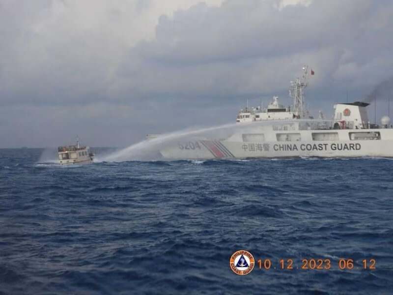 圖為一艘菲律賓船10日在南海執行補給任務時，遭中國海警船「撞擊」，中方發射高壓水柱，造成菲律賓船隻引擎嚴重受損。（Philippine Coast Guard/Handout via 路透社）