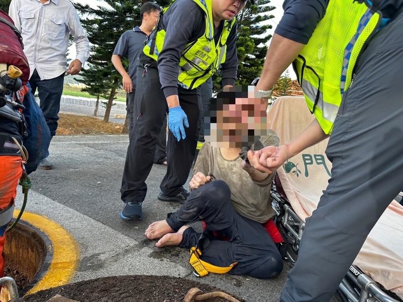 苗栗縣56歲賴姓男子日前至公館鄉一處電塔竊取台電公司纜線，不慎摔落深約5公尺的塔井內，警消獲報前往採用吊掛方式，將賴男救出並戒護送醫，全案將視賴嫌身體狀況，於偵訊後依竊盜罪嫌移送苗栗地檢署偵辦。（警方提供）中央社記者管瑞平傳真  112年12月12日