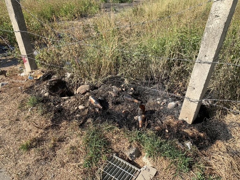 台中市南屯區龍富十五路段空地日前連續發生2起火警，險波及停在路邊的車輛，台中市警方12日說明，經調閱監視器畫面查獲1名男子連續丟菸蒂引燃雜草，全案依公共危險罪嫌移送法辦。（民眾提供）中央社記者郝雪卿傳真  112年12月12日