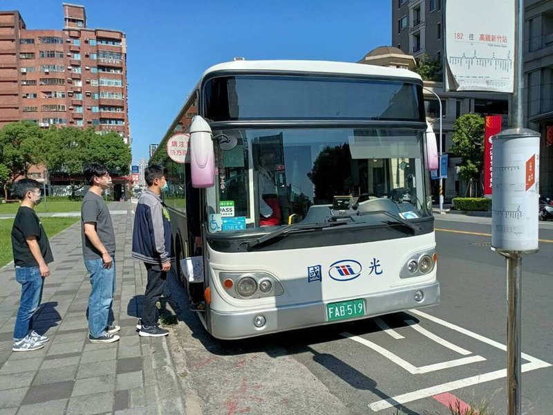 新竹市政府向交通部爭取「縣市先導公車計畫」獲核定，12日召開公車路線審議會，由國光客運取得5年路線經營權，半年籌備期需採購10輛電動公車、招募司機及規劃公車場站等前置作業，力拚2024上半年正式上路。圖為國光客運在新竹市營運情形。（新竹市政府提供）中央社記者魯鋼駿傳真 112年12月12日