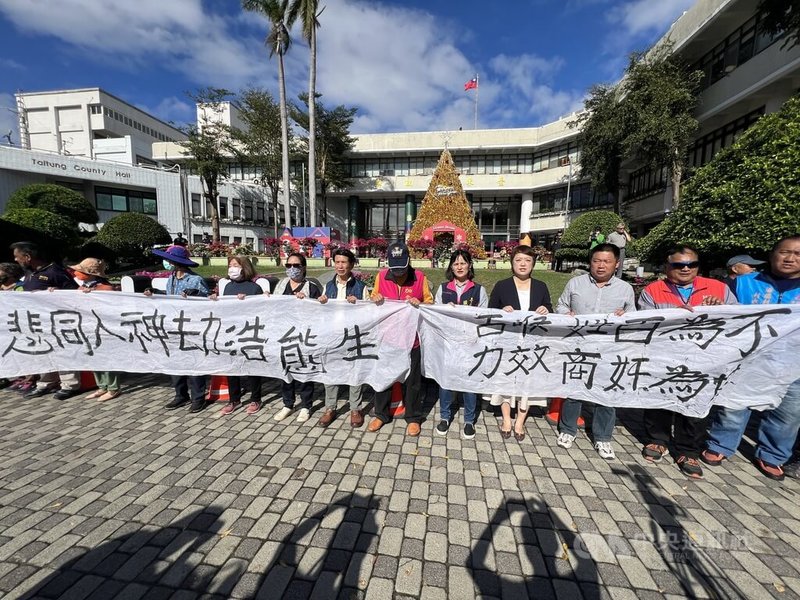 台東海端、關山及鹿野百餘民眾12日到縣府前陳情抗議，因私人堆肥場污染環境、未辦公開說明會，要求縣府暫緩核發使照。中央社記者盧太城攝  112年12月12日