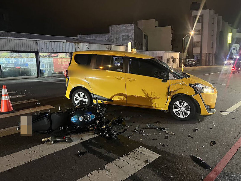 澎湖縣馬公市1處加油站前12日晚間發生死亡車禍,1輛計程車與大型重型機車發生擦撞事故,蔡姓騎士當場失去生命跡象、送醫不治。(馬公警分局提供)中央社 112年12月12日