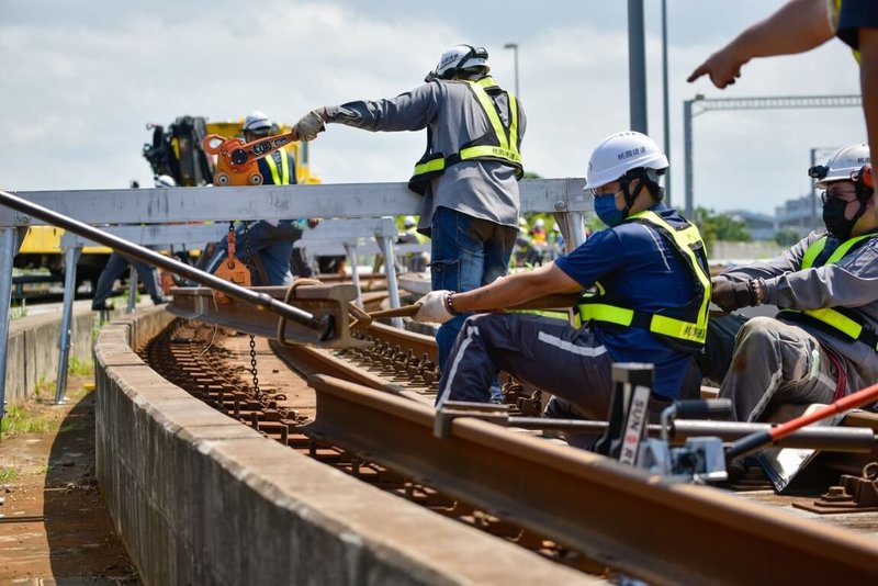 桃園大眾捷運公司為執行113年軌道大修作業,向電機及軌道2類專才招手,共將錄取33人,18日起受理線上報名,預計農曆年後開始進用,新進人員通過試用起薪為新台幣3萬5000元。(桃園大眾捷運公司提供)中央社記者吳睿騏桃園傳真 112年12月12日