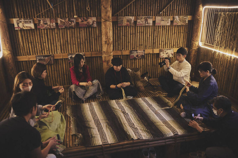 觀光署縱管處支持花蓮部落團隊以原鄉文化為內涵推出特色旅遊行程,其中「兒路創作藝術工寮」多項部落工藝及療癒體驗,帶領遊客走進銅門部落,體驗傳統工藝。(觀光署花東縱谷國家風景區管理處提供)中央社記者李先鳳傳真 112年12月12日
