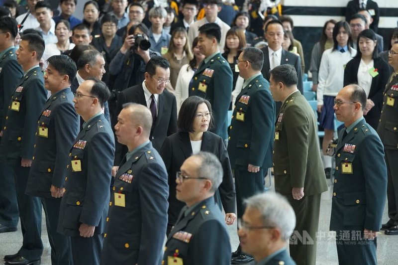 總統蔡英文（中）12日前往國防部出席112年下半年陸海空軍晉任將官勗勉典禮，進場時向將官們點頭致意。中央社記者徐肇昌攝  112年12月12日