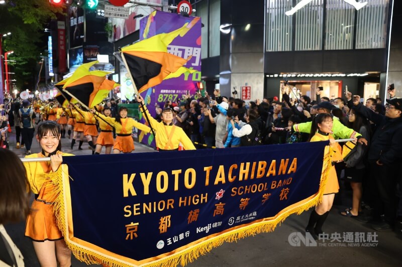 日本京都橘高校吹奏部2度訪台，並帶來一連串表演行程，12日晚間則到台北西門町進行踩街演出，隊伍從著名的電影街出發。中央社記者王騰毅攝 112年12月12日
