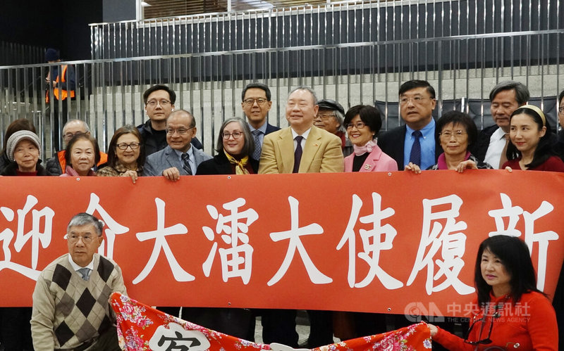 新任駐美代表俞大㵢(前排右4)11日抵達華府履新,美國在台協會執行理事藍鶯(前排右5)與不少僑胞到場歡迎。中央社記者江今葉華盛頓攝 112年12月12日