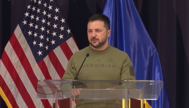 澤倫斯基11日在美國國防大學演說，身穿招牌軍綠色運動衫，衣服上的字樣寫著「我是烏克蘭人」。（圖取自twitter.com/ZelenskyyUa）