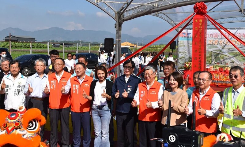 國道10號里港交流道至新威大橋新闢道路里港至美濃段12日舉行動土典禮，行政院長陳建仁（前右4）及高雄市長陳其邁（前右5）、屏東縣長周春米（前右3）、民進黨立委邱議瑩（前左5）等人出席。（邱議瑩服務處提供）中央社記者蔡孟妤傳真  112年12月12日