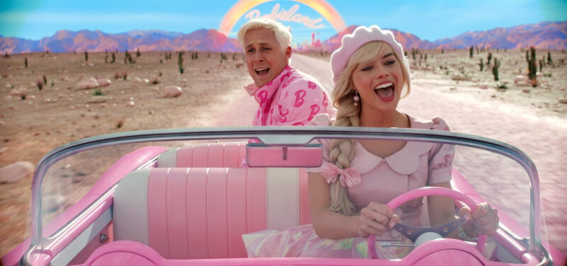 好萊塢影星瑪格羅比（Margot Robbie）（右）及雷恩葛斯林（Ryan Gosling）（左）主演浪漫喜劇電影「芭比」（Barbie），在全球掀起粉紅浪潮。（華納兄弟提供）