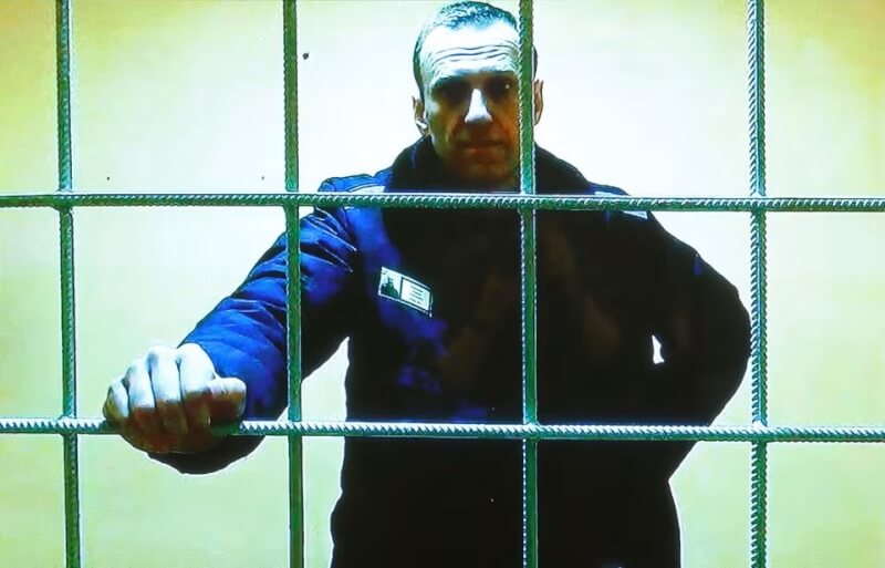 圖為俄羅斯反對派政治人物納瓦尼2022年在矯正營的影片截圖。（路透社）