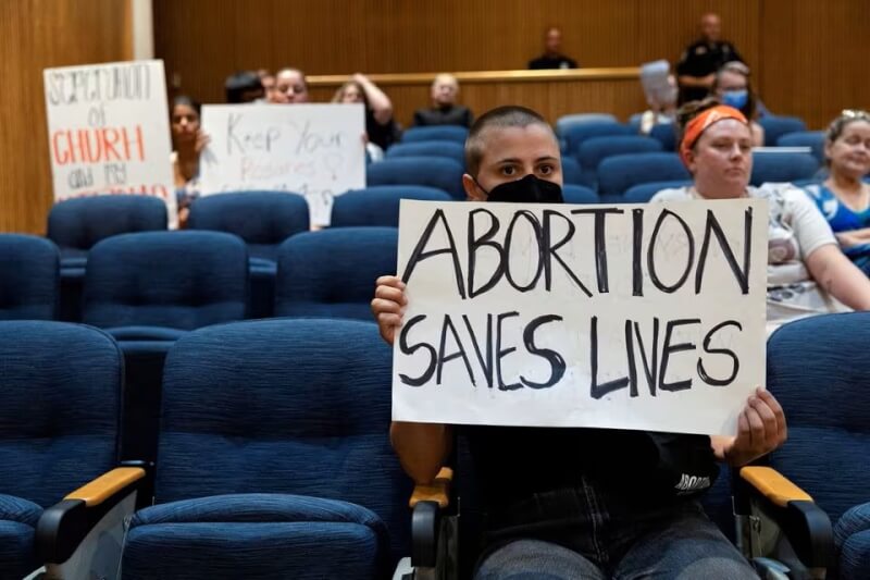 去年6月在德州丹頓市議會內民眾舉牌贊成墮胎權。（路透社）