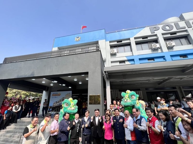 高雄市警察局小港分局租用民宅設漢民派出所長達26年，市府民代爭取中央全額補助金費，將童軍中心轉型成新的派出所於13日落成，高雄市長陳其邁（前左6）等人出席揭牌。（高市小港警分局提供）中央社記者洪學廣傳真  112年12月13日